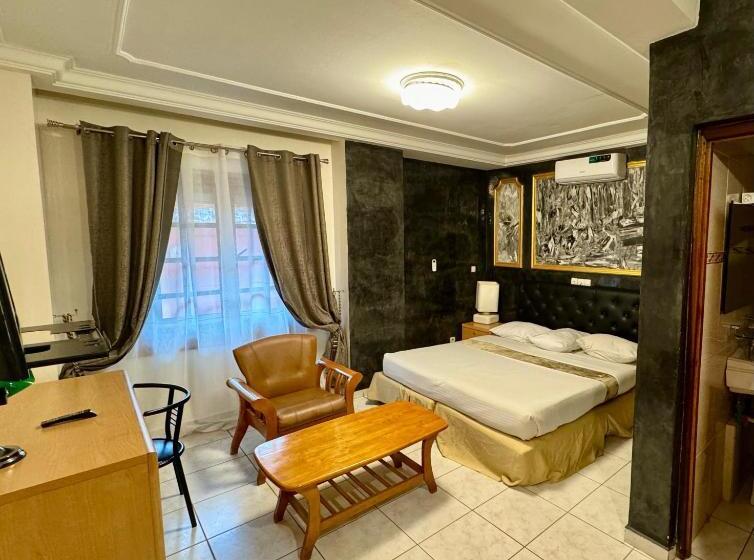 سوییت لوکس, Hôtel Du Boulevard