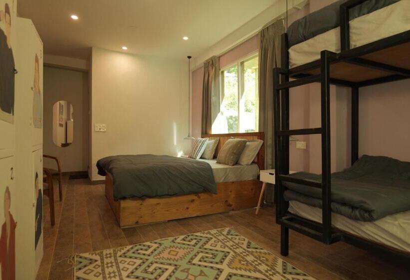 スタンダード４人部屋, The Trippy Tribe Riverside Hostel Kasol