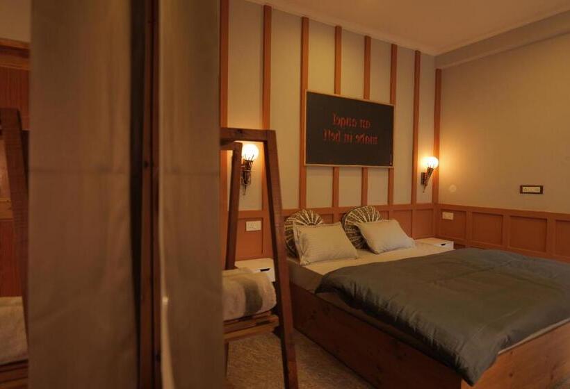スタンダードルーム, The Trippy Tribe Riverside Hostel Kasol