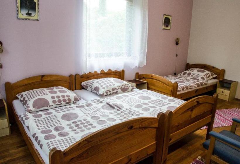 Номер Стандарт, Pigál Panzió