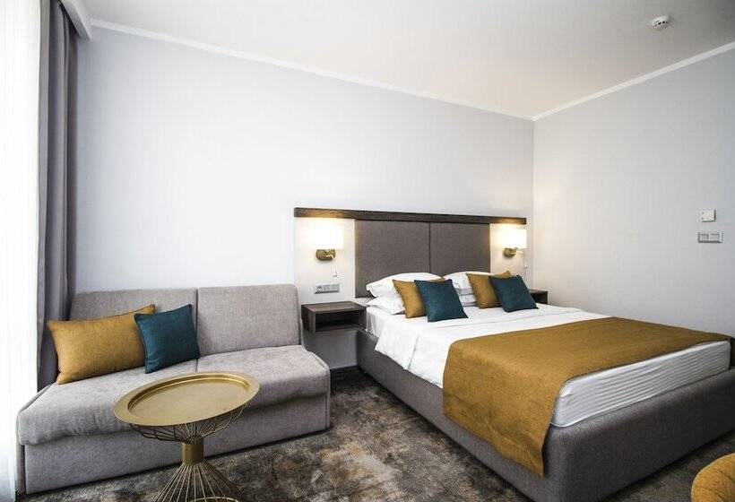 Номер Комфорт Вид на Бассейн, Best Western Plus Premium Inn