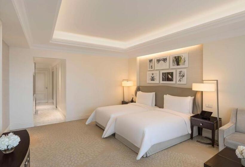 Номер Клуб Кровать Кинг, Kempinski The Boulevard Dubai