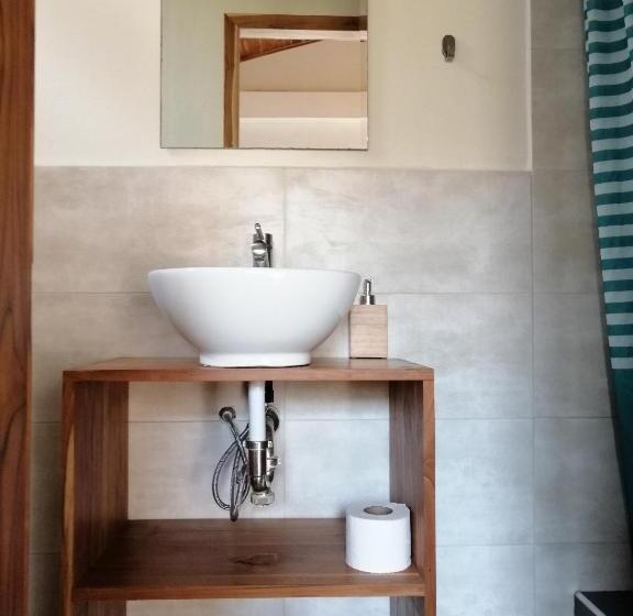 Трехместный Номер Стандарт с Балконом, Tagualodge Hostel Manglaralto