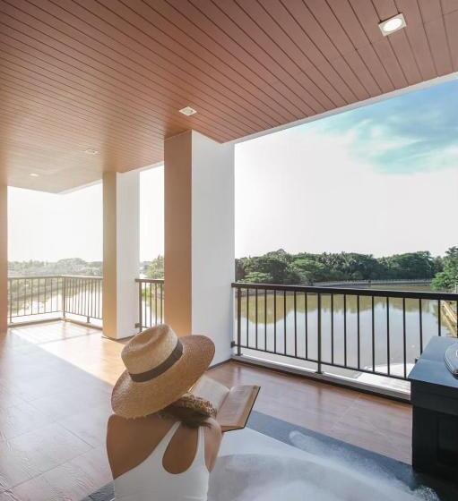 Люкс Вид на Реку, River Hotel Pattani