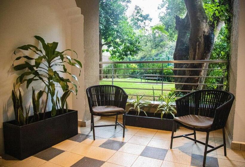 استودیوی استاندارد, Lion Villas