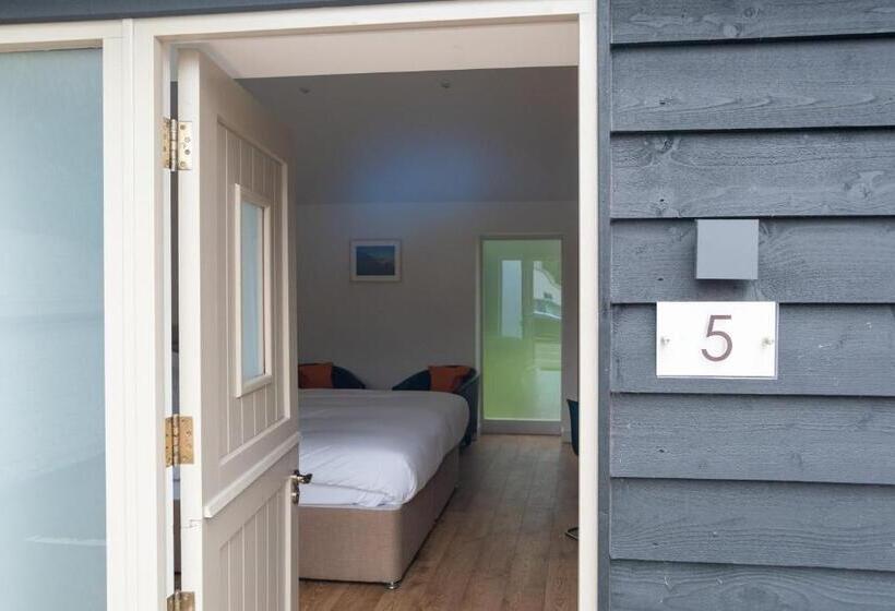 Дом 1 Спальня, King Deluxe Ensuite With Shower Bath And Courtyard View   Fawcett