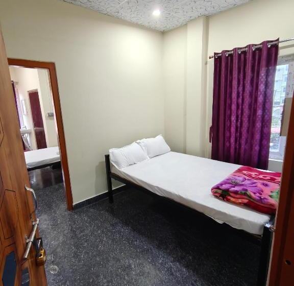 اتاق لوکس خانوادگی, Shivalaya Lodge
