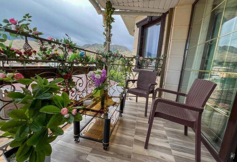 اتاق استاندارد چهار تخته, Nur Guest House
