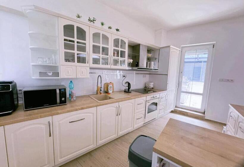 Quarto Estandar Individual, Biomade
