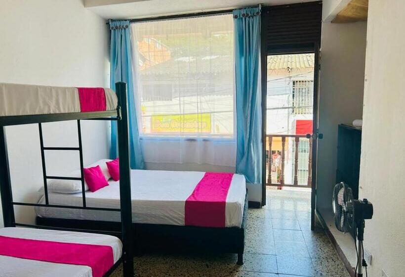 Четырехместный Номер Стандарт с Балконом, Casa Hotelgitanos