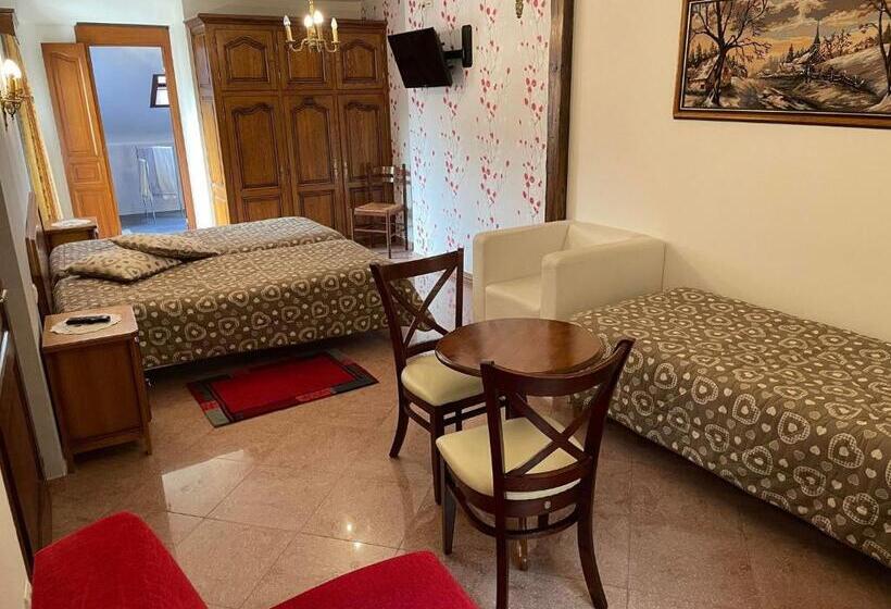 Номер Стандарт Трехместный, La Grange Du Pape   Annexe De L Hôtel La Ferme Du Pape