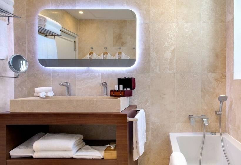 Номер Стандарт Двуспальная Кровать, Grand Hotel Des Sablettes Plage, Curio Collection By Hilton