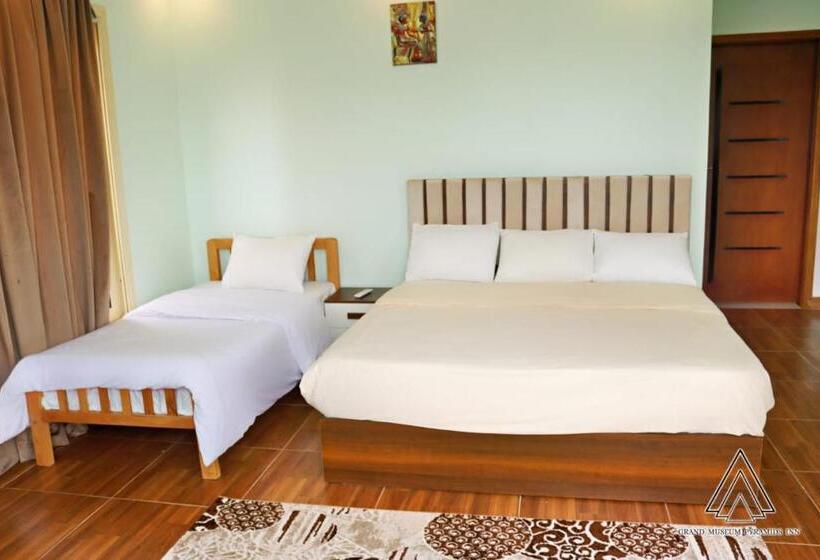 سوئیت جونیور خانوادگی, Luca Pyramids Inn
