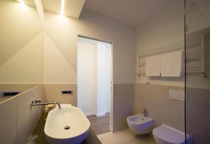 اتاق استاندارد سه تخته با چشم‌انداز استخر, Cascina36 B&b