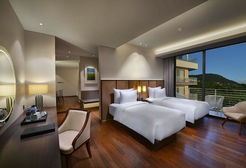 Номер Премиум, Golden Tulip Holland Resort Batu