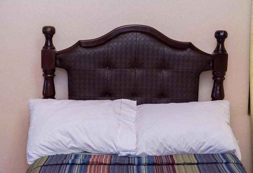 اتاق استاندارد چهارنفره با بالکن, Windjammer International Cuisine & Comfort Inn