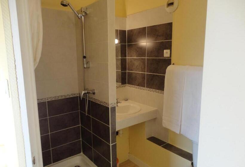 חדר סטנדרט לשלושה, De Bretagne