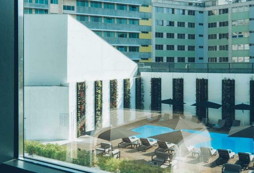 اتاق استاندارد با چشم‌انداز استخر, Iberostar  Selection Lisboa