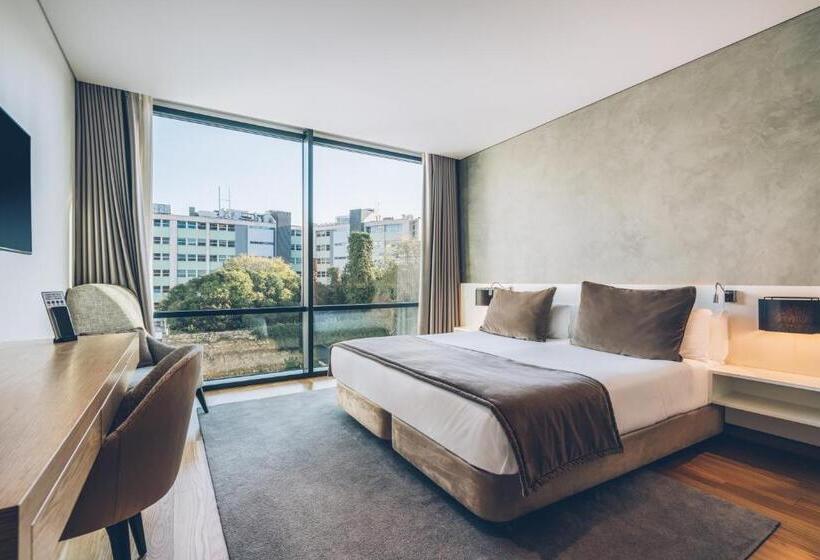 اتاق استاندارد با چشم‌انداز استخر, Iberostar  Selection Lisboa