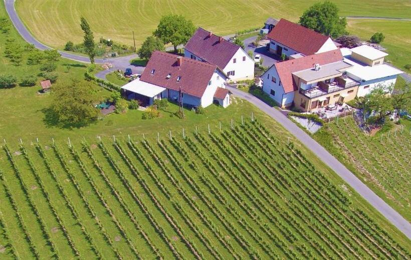 Номер Стандарт с Балконом, Weingut Und Gästezimmer Perner