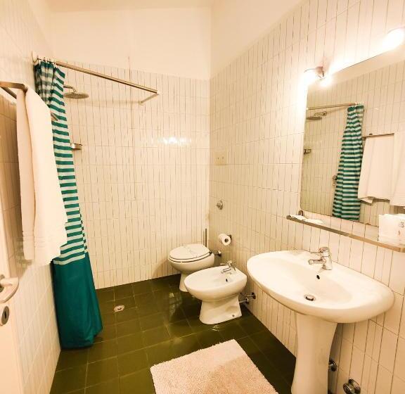 스탠다드 트리플 룸, Albergo B&b Tenesi