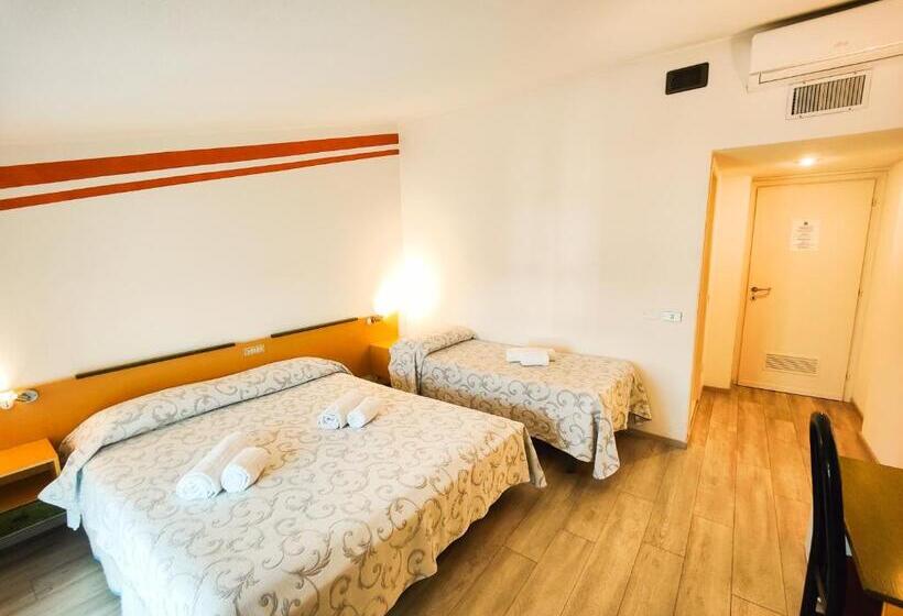 스탠다드 트리플 룸, Albergo B&b Tenesi
