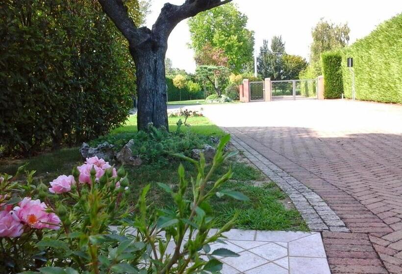 Четырехместный Номер Стандарт Вид на Сад, La Casa Di Linda