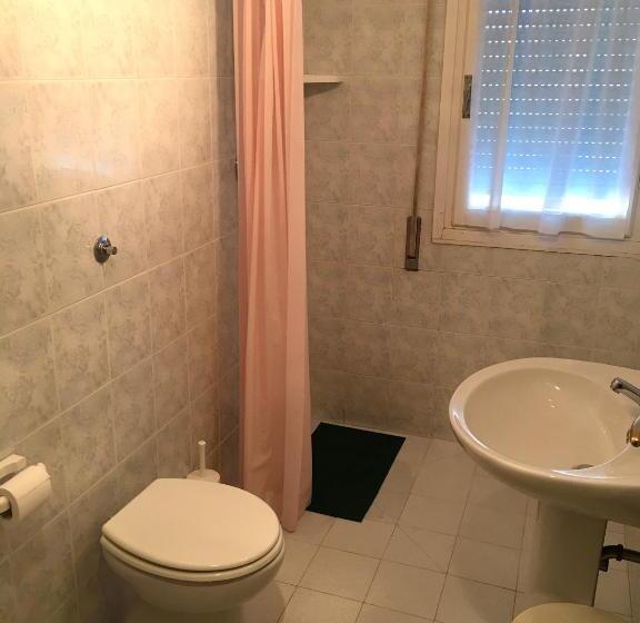 اتاق استاندارد با سرویس بهداشتی مشترک, Casa Diomira