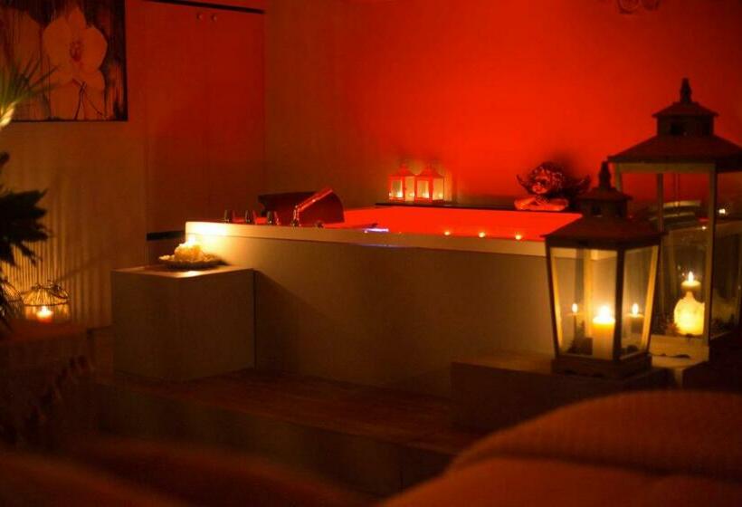 اتاق لوکس با وان آب گرم, Corte Rossetti Le Dimore Luxury B&b