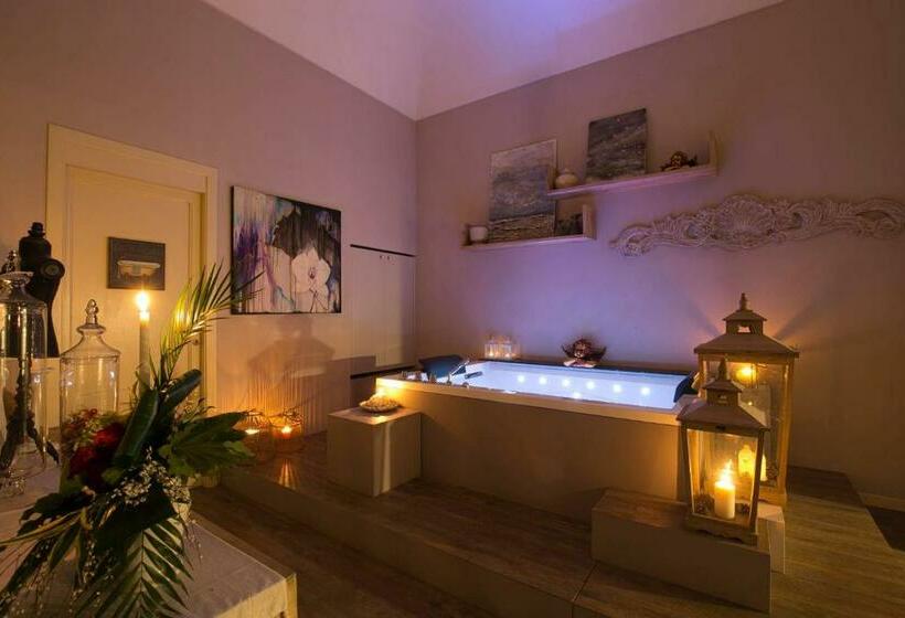 اتاق لوکس با وان آب گرم, Corte Rossetti Le Dimore Luxury B&b