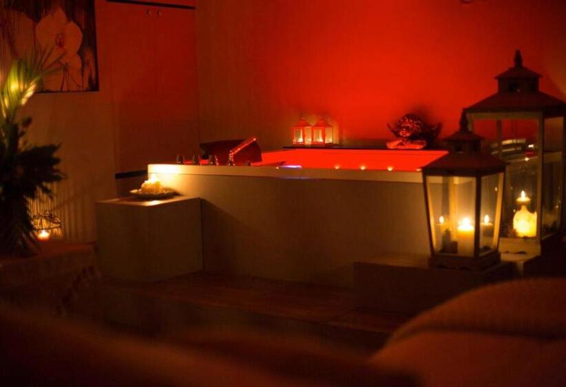 اتاق لوکس با وان آب گرم, Corte Rossetti Le Dimore Luxury B&b