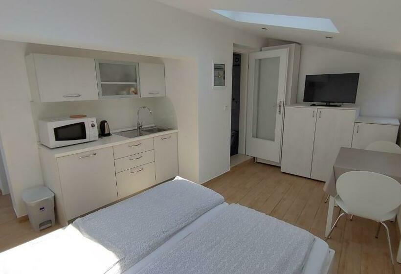 استودیوی استاندارد, B&b Isola