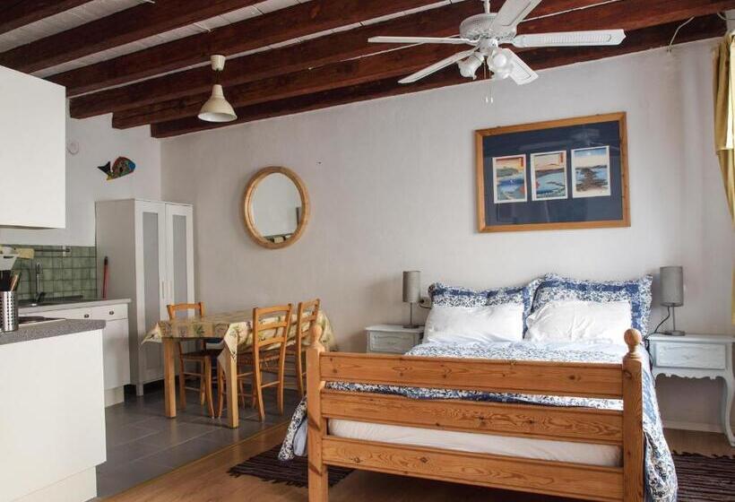 استودیوی استاندارد, Apartments Hemingway House