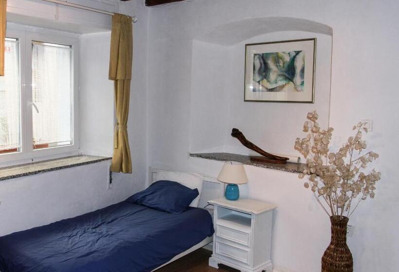 استودیوی استاندارد, Apartments Hemingway House