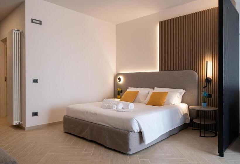 Standard studio with lake view, La Cipressina B&b