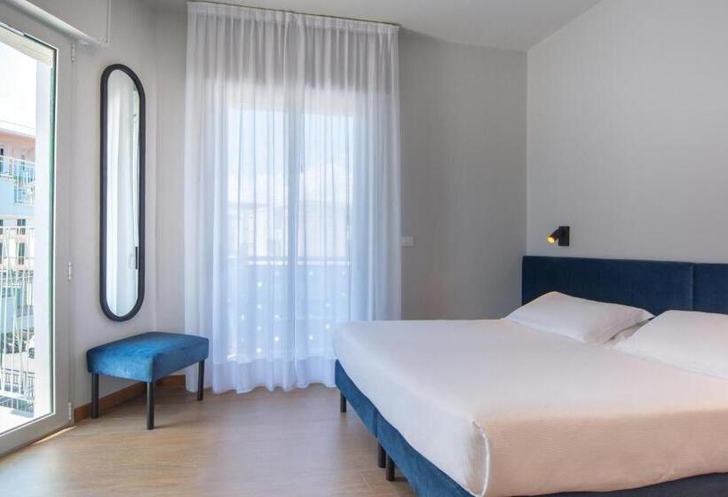 اتاق لوکس با چشم‌انداز دریا, Montecarlo 3 Stelle Superior