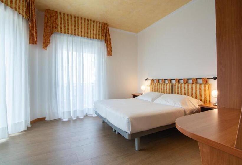 اتاق لوکس با چشم‌انداز دریا, Montecarlo 3 Stelle Superior