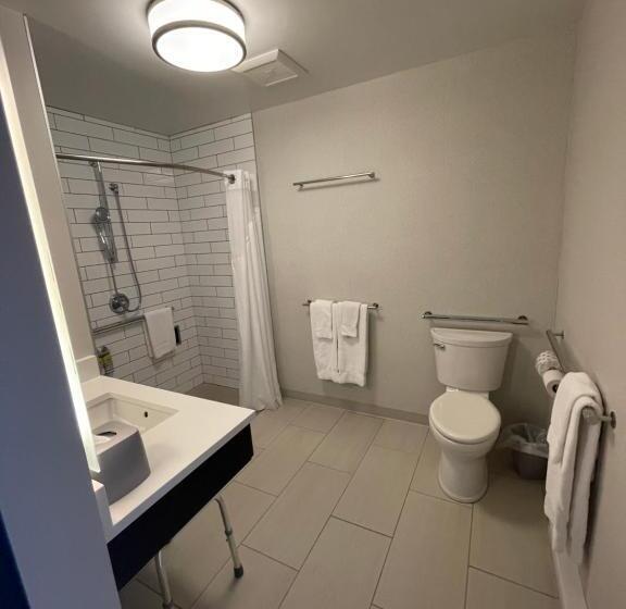 适合残疾人士使用的带超级大床的标准间, Holiday Inn Express & Suites   Gatineau   Ottawa, An Ihg