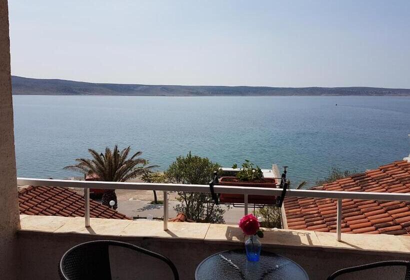 Четырехместный Номер Стандарт с Балконом, Bed And Breakfast Miramar