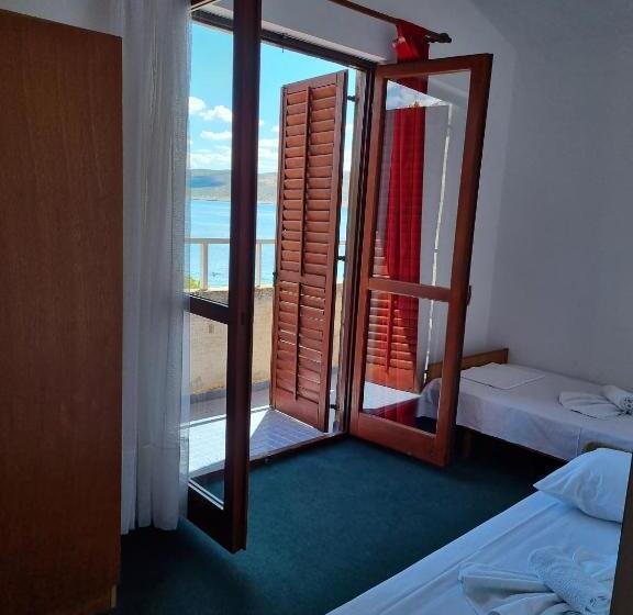 Четырехместный Номер Стандарт с Балконом, Bed And Breakfast Miramar