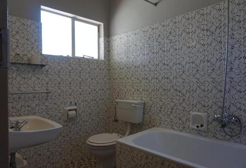 اتاق ساده سه‌ نفره, Omaruru Guesthouse