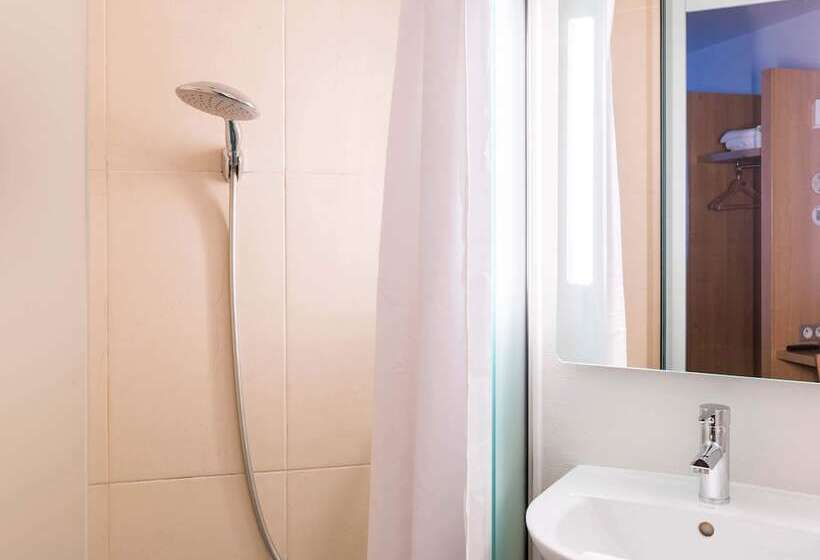 اتاق استاندارد چهار تخته, B&b Hotel Bourges 1
