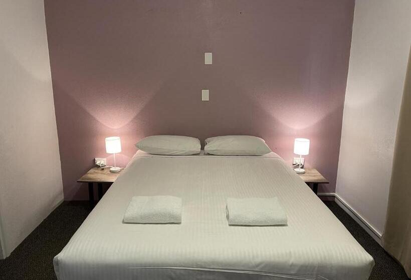 Семейное Бунгало, Murray Gardens Motel