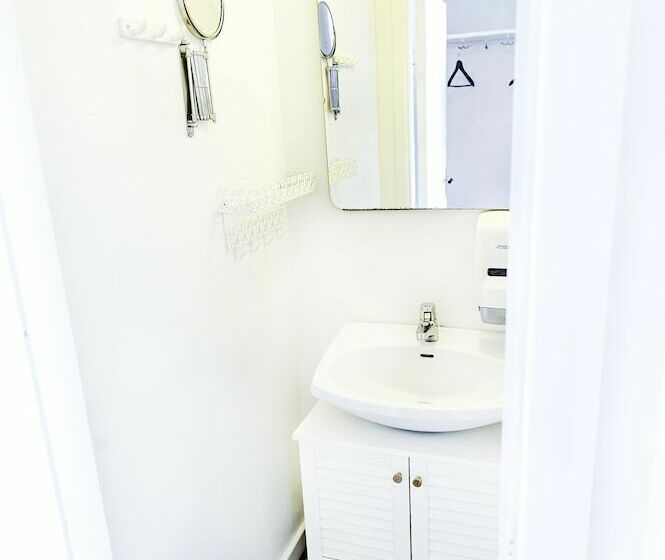 Standard Cuadruple Room Shared Bathroom, Pensionat Augustin