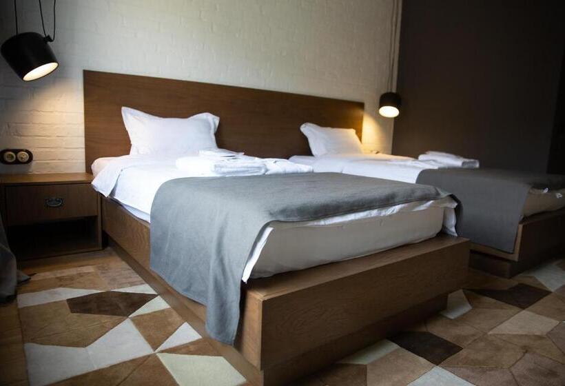 اتاق لوکس, Eleven Hotel And Hall