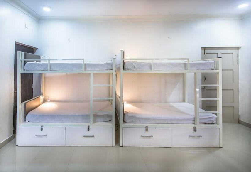 Кровать в Общей Комнате, Moustache Goa Cowork Hostel