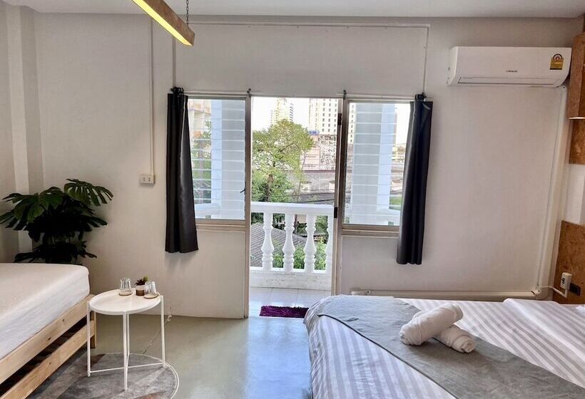 اتاق خانوادگی, Hugger Hostel