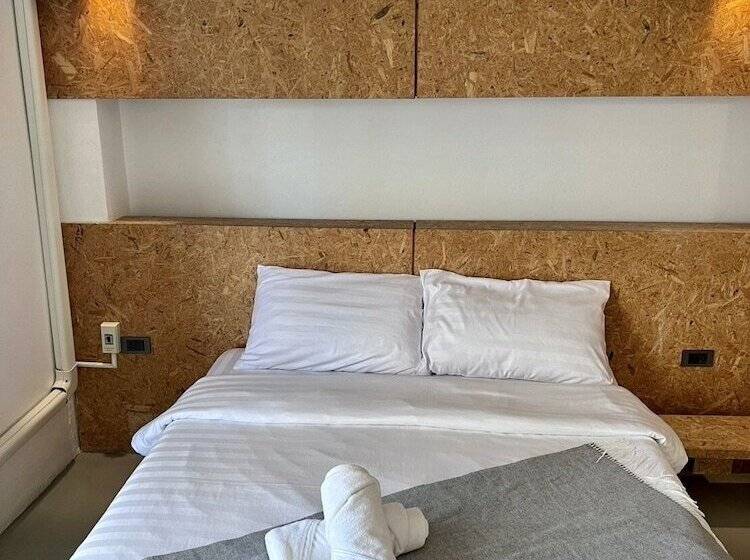اتاق خانوادگی, Hugger Hostel