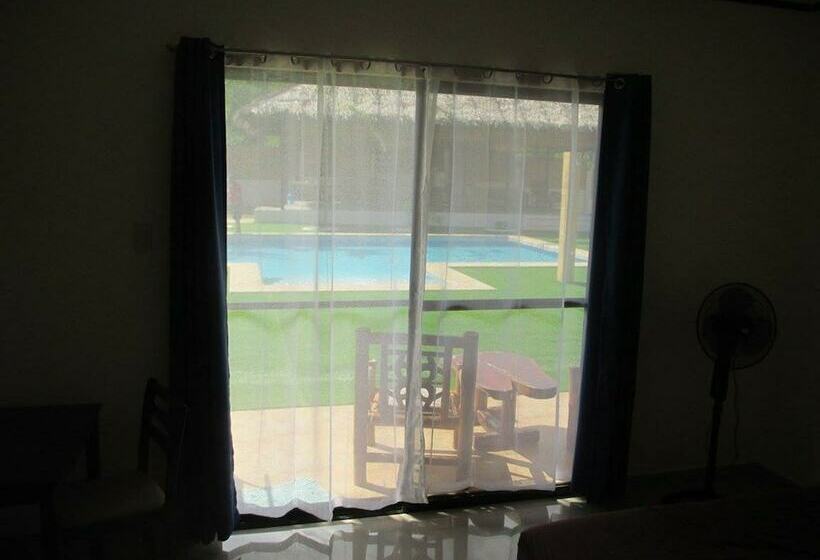 اتاق استاندارد با چشم‌انداز استخر, Higala Resort
