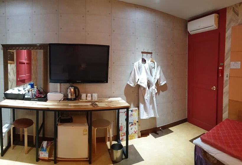اتاق استاندارد, Romance Motel